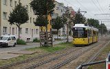 Tw 2204 kommt auf dem Nachbargleis zurck (Gro-Berliner-Damm 22.09.2021).