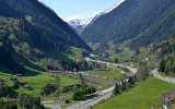 Von der Kirche blicken wir auf die Kurve am Wattingertunnel und der unteren Wattinger Reussbrcke (Wassen am 06.05.2016)