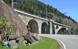 Die mittlere Meienreussbrcke ist ein Neubau von 1961. 2006 erhielten die alten Vorbrcken und der neue Mittelteil den breiten Betontrog aufgesetzt. (Wassen am 06.05.2016)