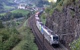 Bevor sich die Sonne ber die Berge schiebt, liegt Wassen noch im Schatten. Blick vom Mhletunnel am 24.09.2016 : 16094Wassen