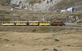 Das Berninakrokodil vor der Talstation der Seilbahn in Lagalp.