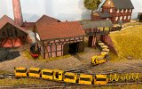 Die EL79 mit sechs Akku-Tendern - die wahrscheinlichh lngste H0f-Lokomotive der Welt?? Feldbahntypisch ist der Metallist entgleist.